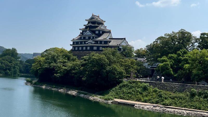 岡山城へ向かう橋の上から