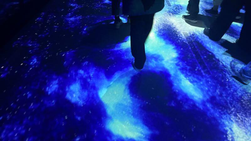 足元にも映像