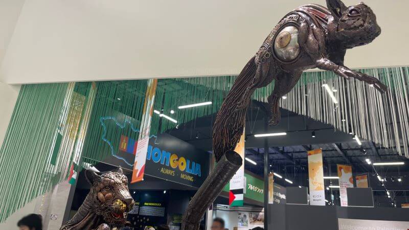 正面のアートを獲物側から