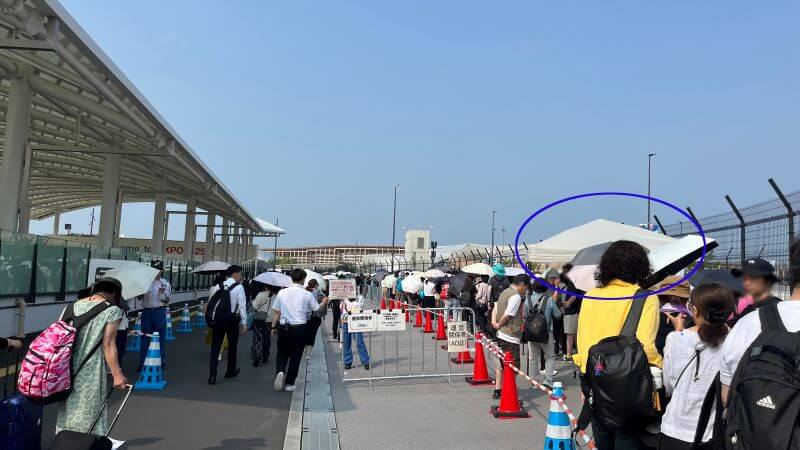 バス待ちは右側