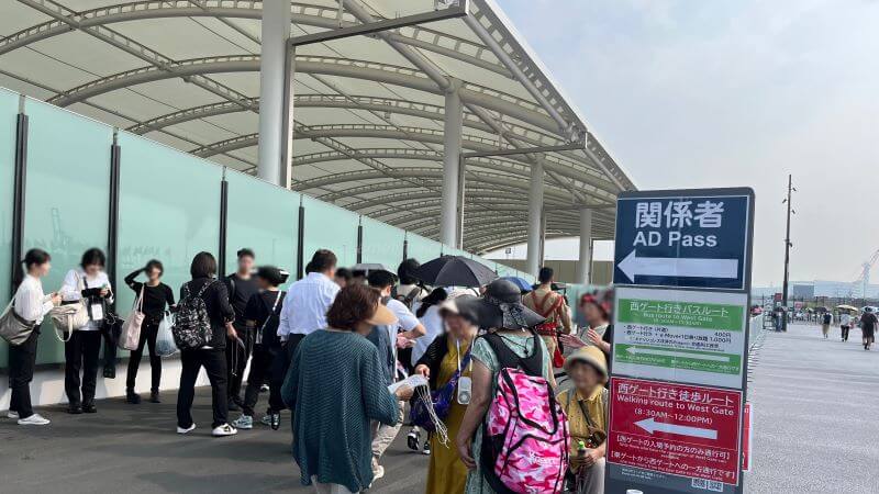 夢洲駅を出てスグ左へ