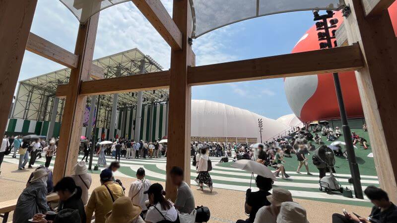 よしもとのライブ見ながら待つ
