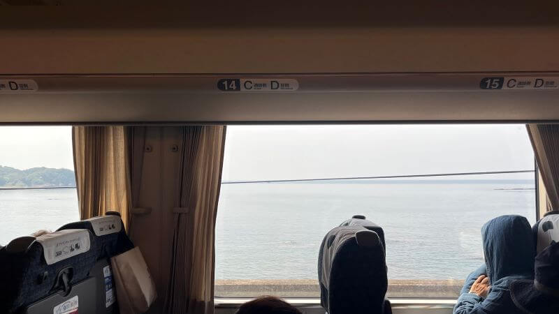 右に海