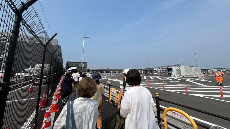 西ゲートは右前方