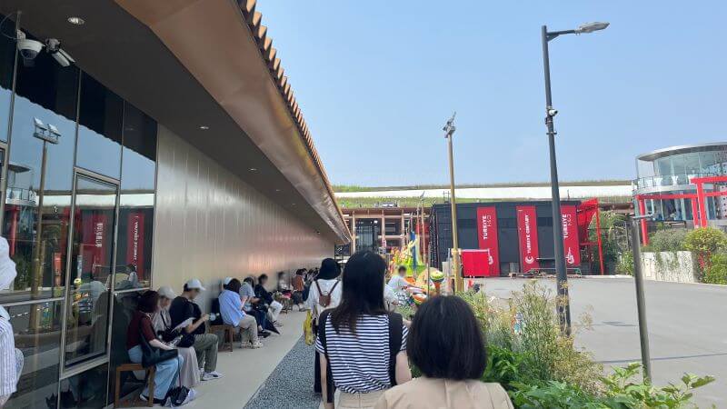建物沿いにベンチ