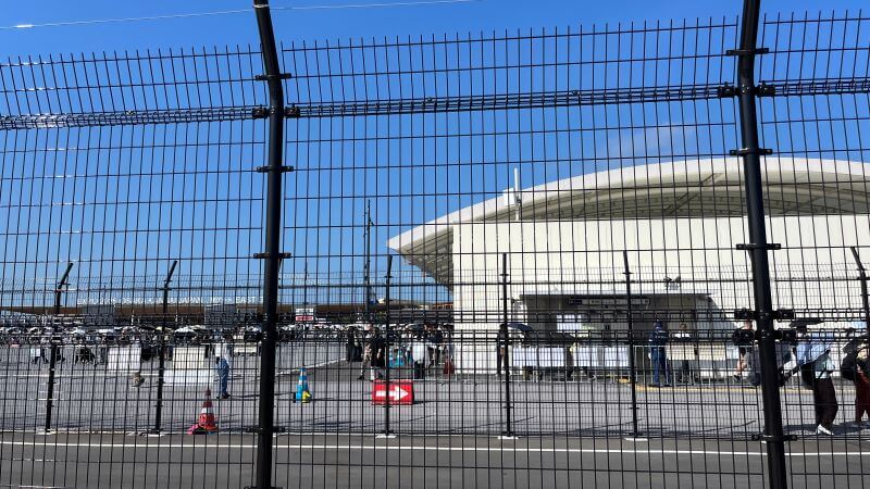 左側に東ゲート＆駅のEV