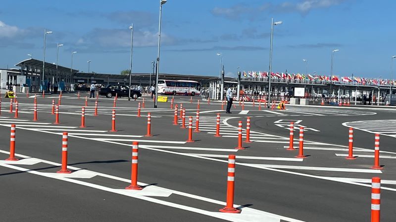 右前方に国旗