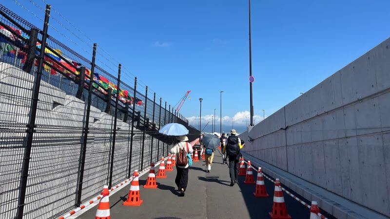 高架をくぐり道なりに進む