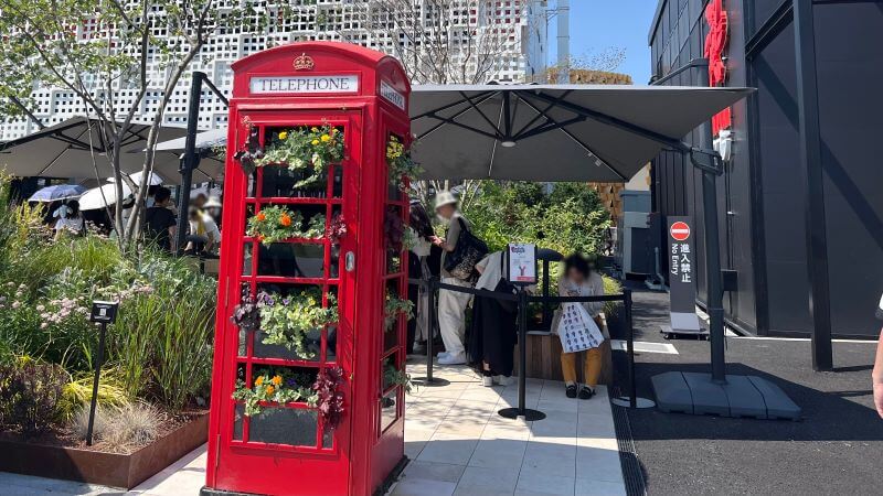 赤い電話ボックスの右