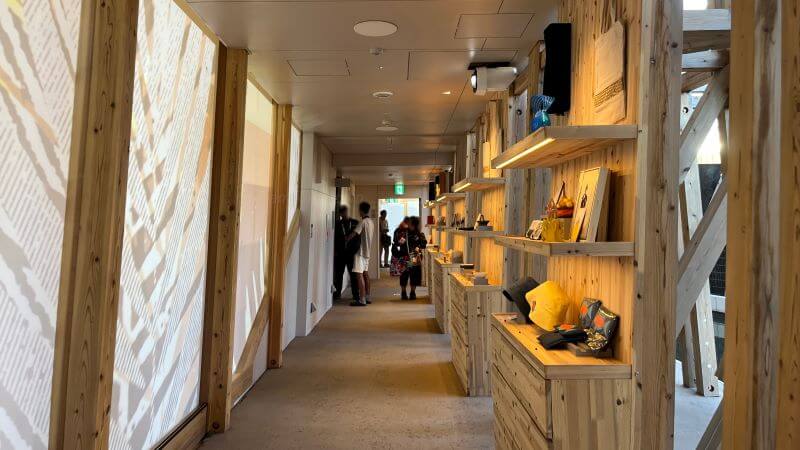 売店内を通る