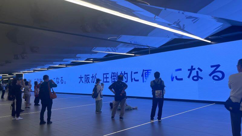 スクリーン前にて待機
