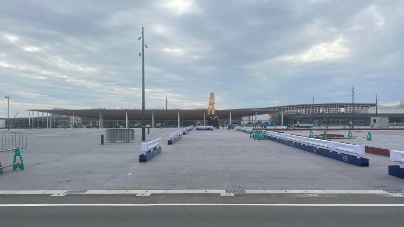 フェンスの間から東ゲート