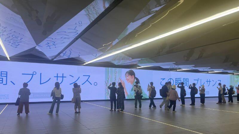 スクリーン前にて待機