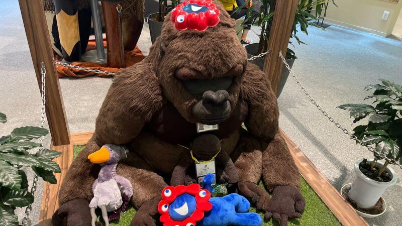 ミャクミャクお面をつけたゴリラ