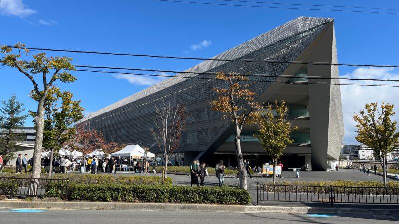 右手に大学(学祭中)