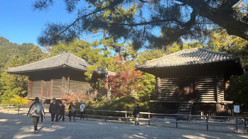 宝蔵(左)・経蔵(右)