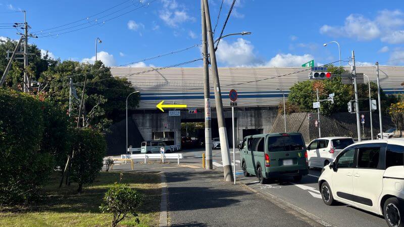 名神の手前を左へ