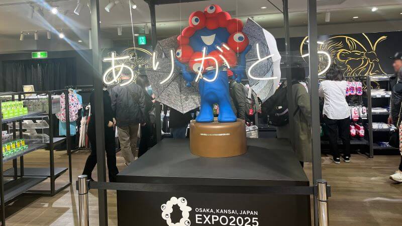 傘を持つミャクミャク(大丸梅田)