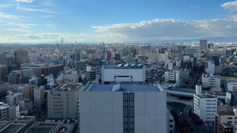 遠くに明石大橋？