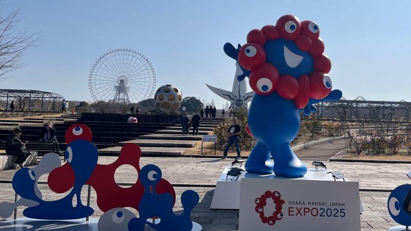 バラ園のミャクミャク