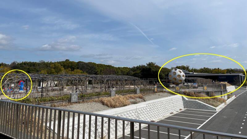 右前方に民芸館