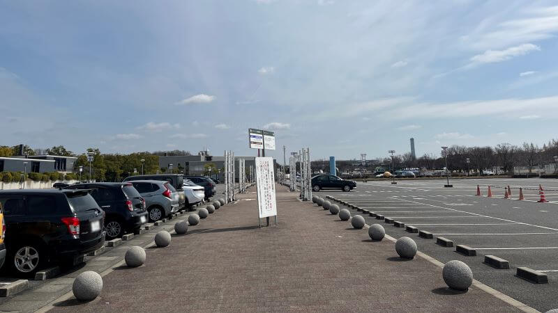 ゲート出て直進