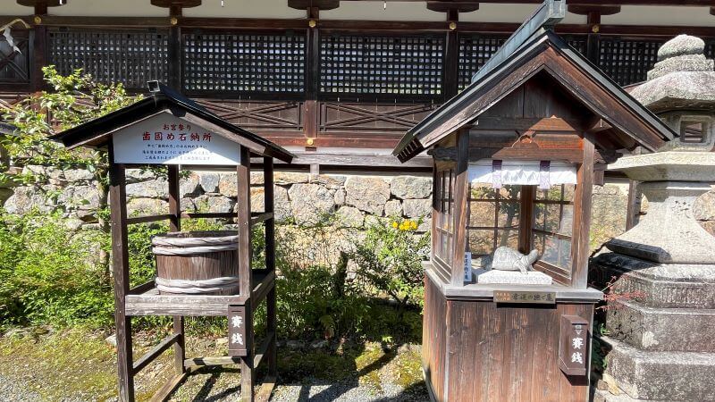歯固め石と撫で亀
