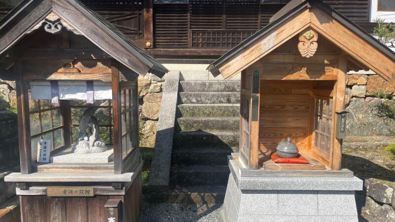 双鯉と重軽の石