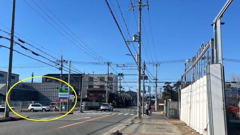 左前方にコンビニ
