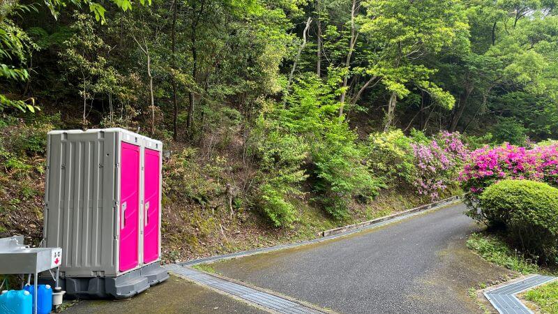 トイレもつつじ色