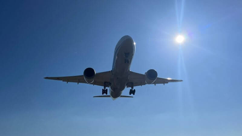 真下から飛行機