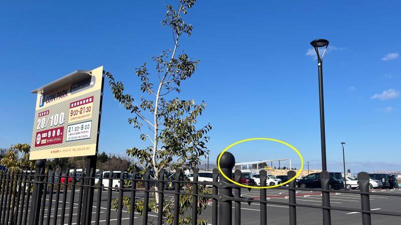 右奥に建物