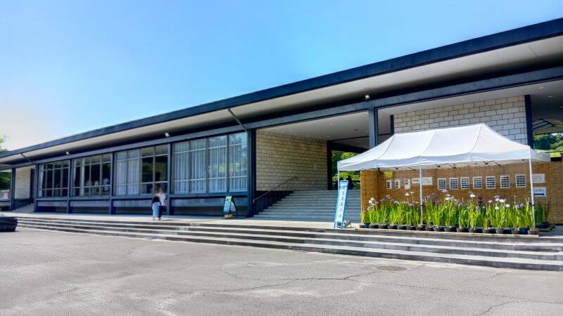 建物右手に展示会
