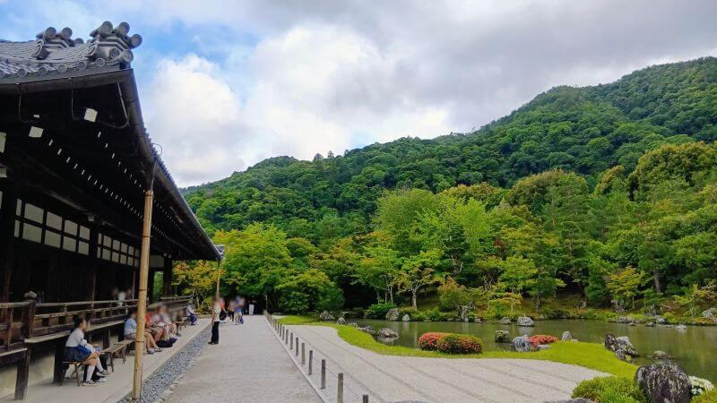 座って鑑賞