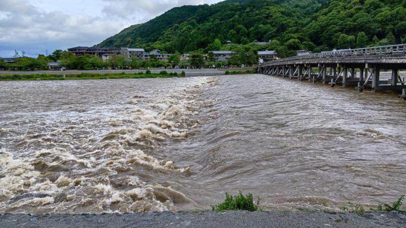 桂川の濁流