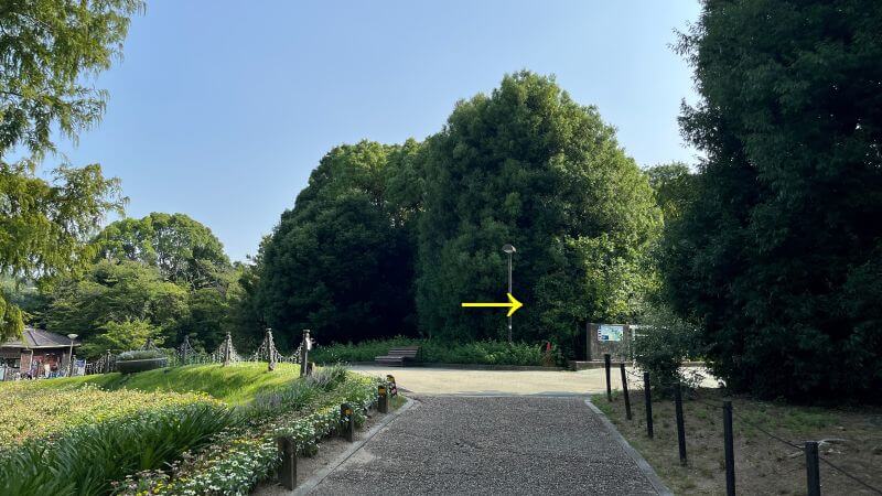 右の陸橋へ