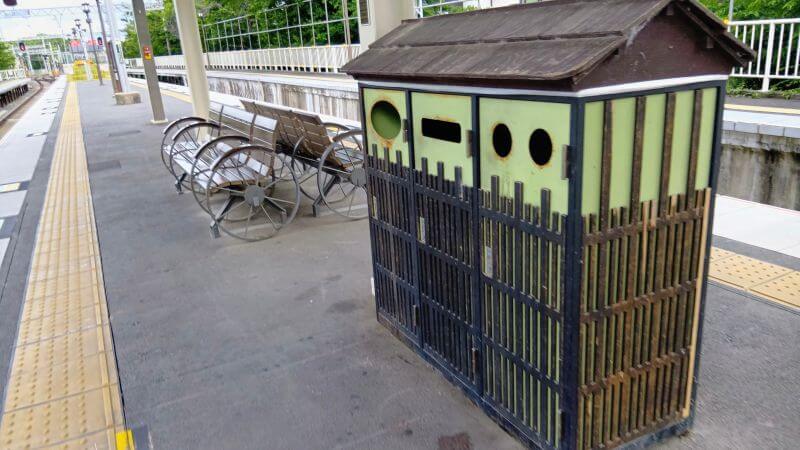 ゴミ箱とベンチ