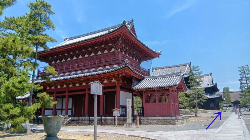 お堂が一列に並ぶ