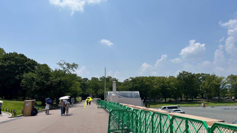 右へ