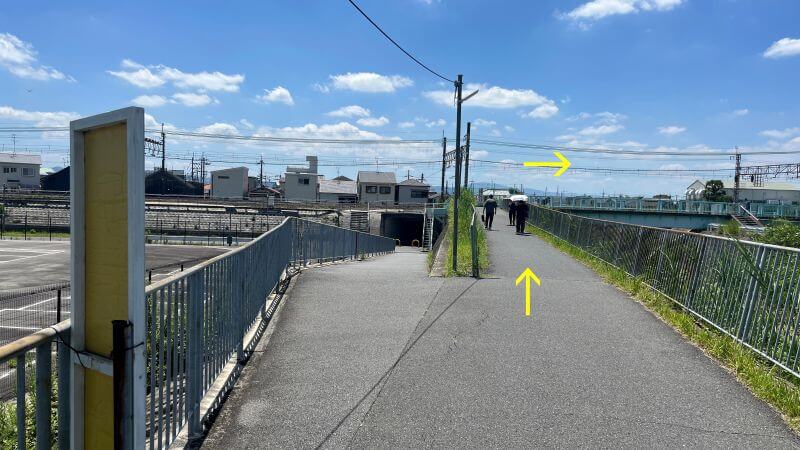駅へ