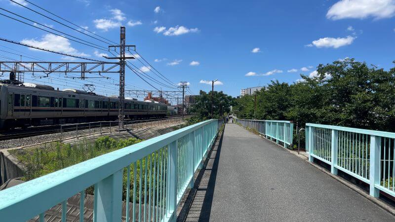 駅へ